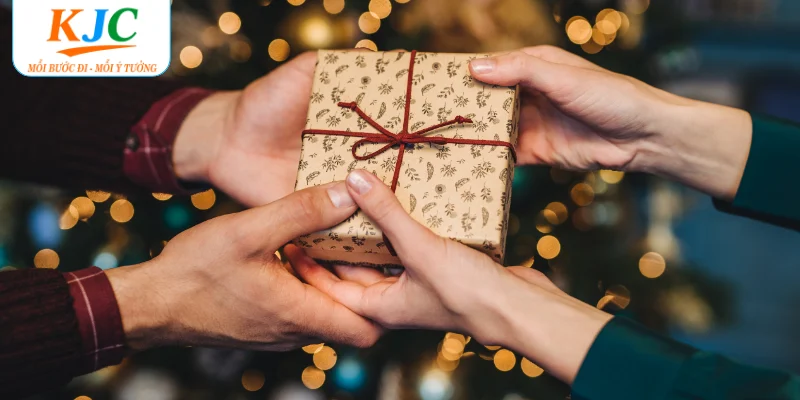 KJC Trao 1000 Phần Quà Tặng Tại Phố Đi Bộ Bùi Viện, TP.HCM